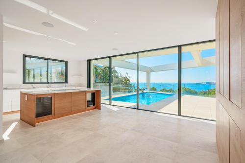 Moderne Neubau-Villa mit 4 Schlafzimmern, Pool und Traum-Meerblick zu verkaufen