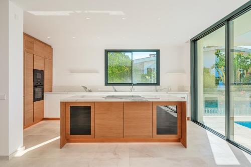 Moderne Neubau-Villa mit 4 Schlafzimmern, Pool und Traum-Meerblick zu verkaufen