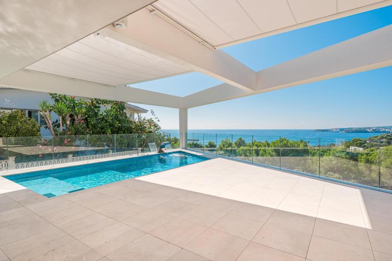 Moderna villa de nueva construcción con 4 dormitorios, piscina y impresionantes vistas al mar en venta.