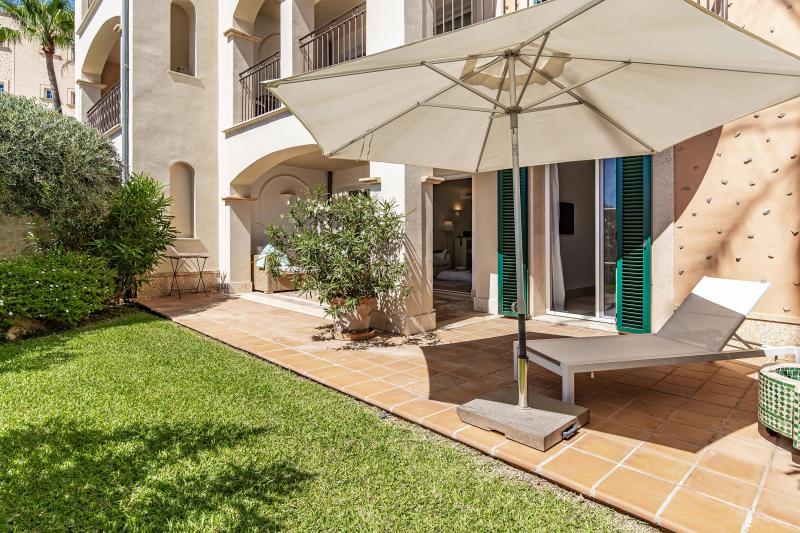 Port Andratx: beautiful garden apartment in luxurious residence with spa for sale